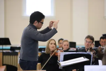 Yoshiaki Onishi (conducting) — photo © 2023 by Allison Davis