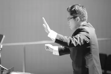 Yoshiaki Onishi (conducting) — photo © 2022 by Allison Davis